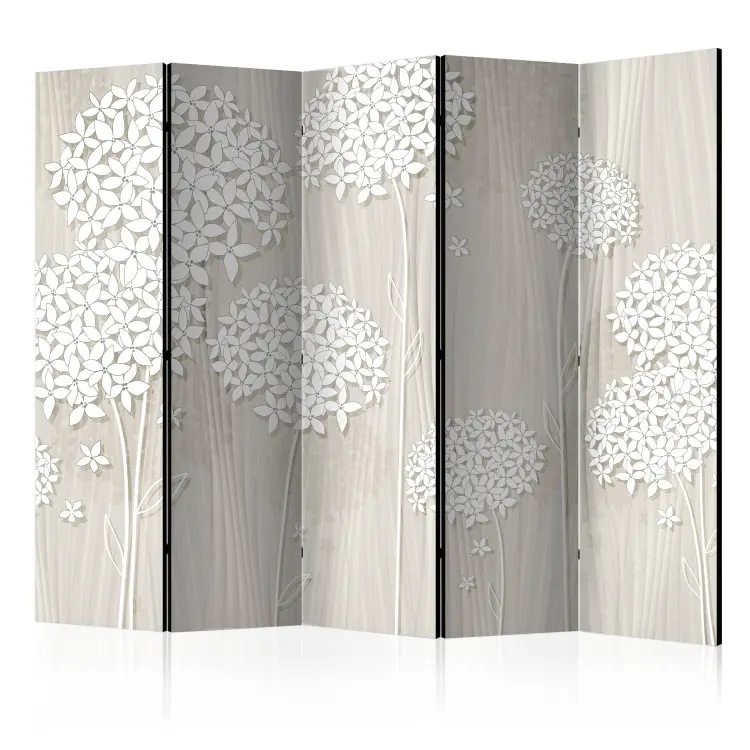 Creamy Filigree II - beige background and white flowers