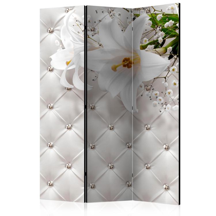Room Divider Kingdom of Elegance - white lily flower on a quilted light skin background