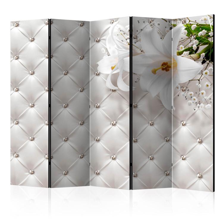 Room Divider Kingdom of Elegance II - white lily flower on a quilted skin background