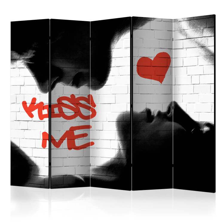 Folding Screen Kiss Me II - black couple and English inscriptions on a brick wall 133750