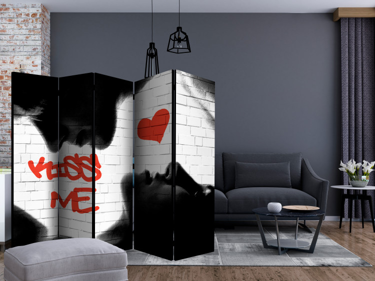 Folding Screen Kiss Me II - black couple and English inscriptions on a brick wall 133750 additionalImage 4