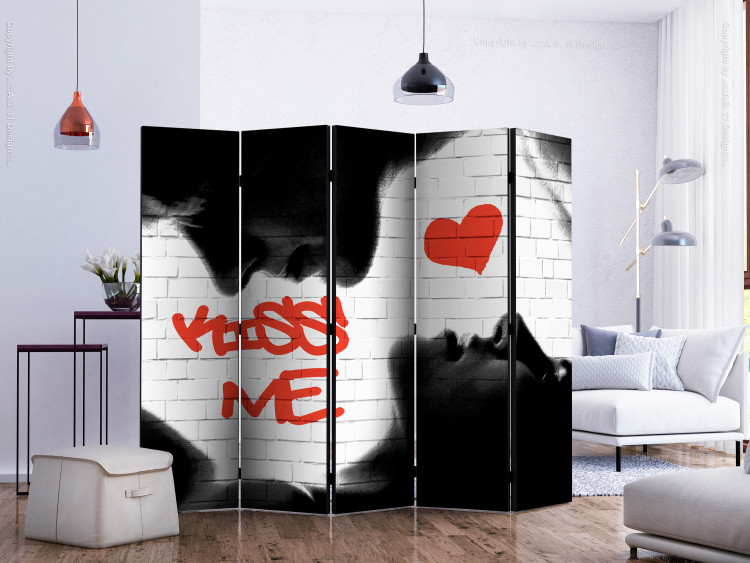 Folding Screen Kiss Me II - black couple and English inscriptions on a brick wall 133750 additionalImage 2