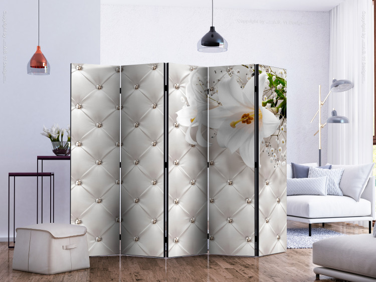 Room Divider Screen Kingdom of Elegance II - white lily flower on a quilted skin background 133871 additionalImage 2