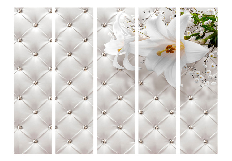 Room Divider Screen Kingdom of Elegance II - white lily flower on a quilted skin background 133871 additionalImage 3
