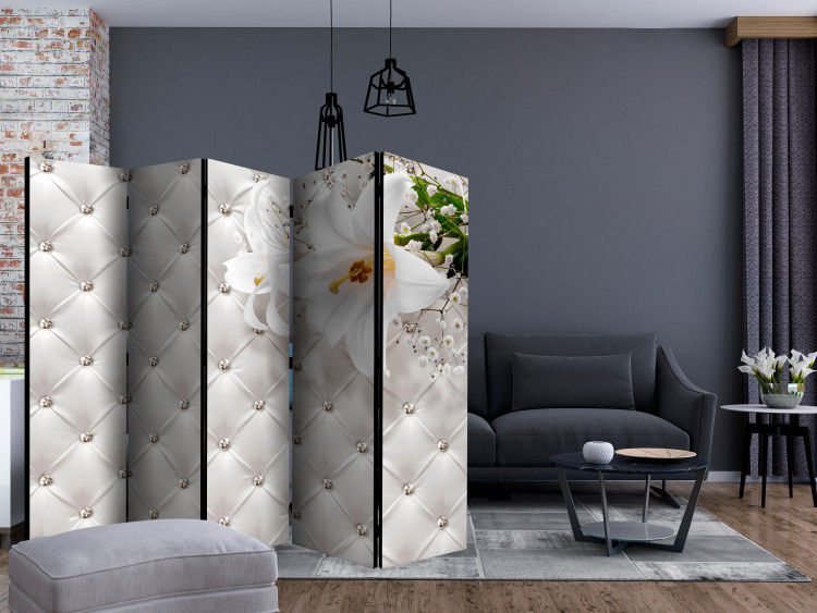 Room Divider Screen Kingdom of Elegance II - white lily flower on a quilted skin background 133871 additionalImage 4