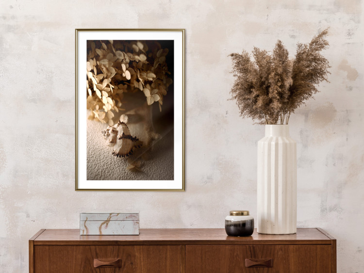 Poster Rustling Shell - flowers and seashell on the beach in brown colors 131782 additionalImage 15