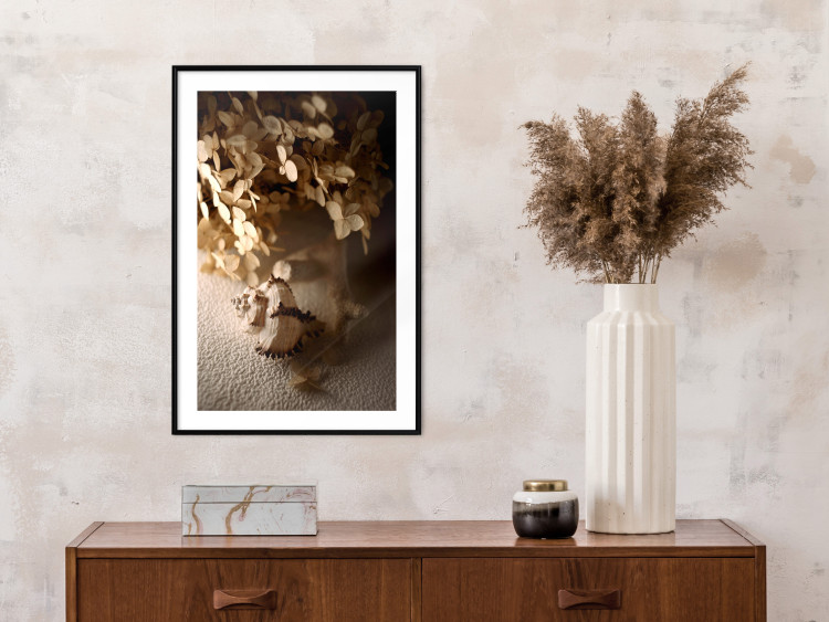 Poster Rustling Shell - flowers and seashell on the beach in brown colors 131782 additionalImage 23