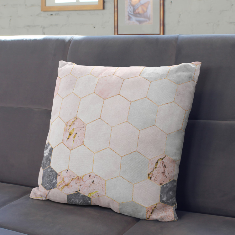 Decorative Microfiber Pillow Marble hexagons - a marble glamour composition with golden pattern cushions 146823 additionalImage 3