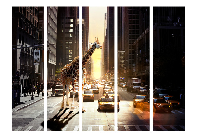 Folding Screen Giraffe in the Big City II (5-piece) - wild animal and skyscrapers 124264 additionalImage 3
