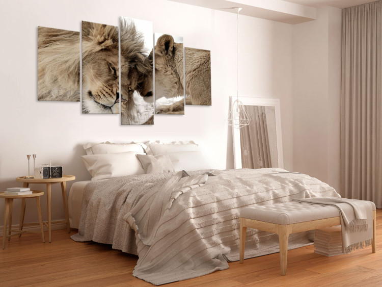 Canvas Art Print Lion Affections (5-piece) - Pair of Wild Cats in Romantic Setting 105585 additionalImage 3