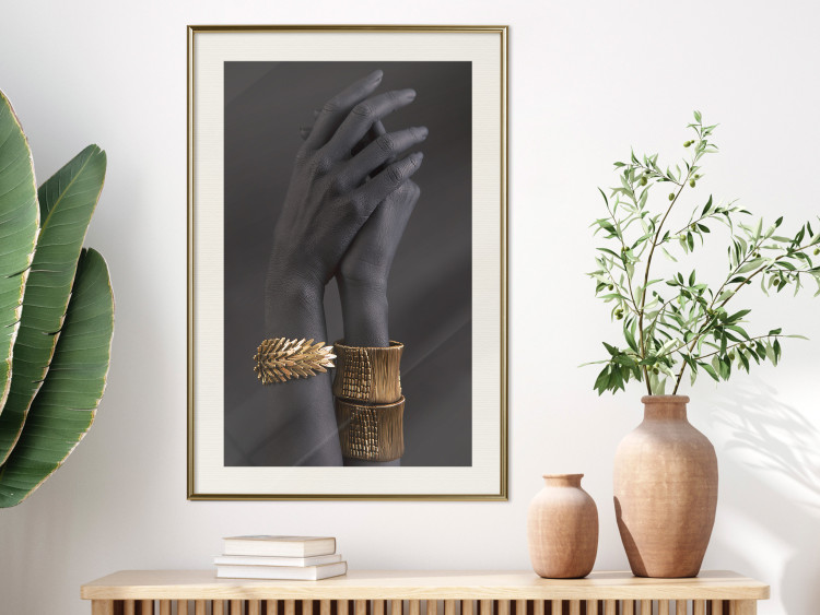 Poster Exotic Duet - black hands with golden accents on a dark background 130456 additionalImage 22