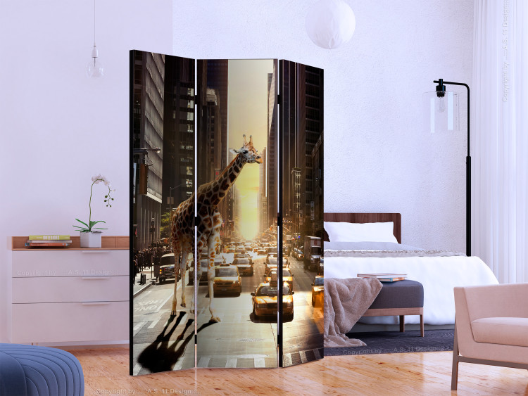 Room Divider Giraffe in the Big City (3-piece) - animal on a busy street 124258 additionalImage 2
