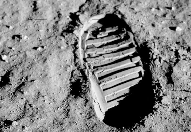 Canvas Print Shoe print on the moon - photo from the moon with English inscription 123169 additionalImage 5