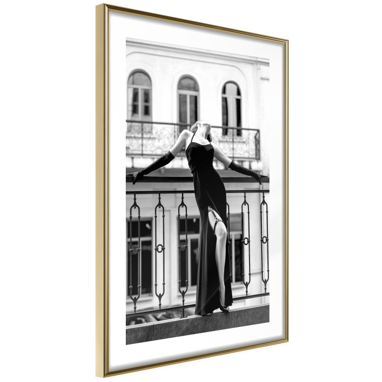 Poster Dance in Paris - black and white photograph of a woman against architectural backdrop 132289 additionalImage 9